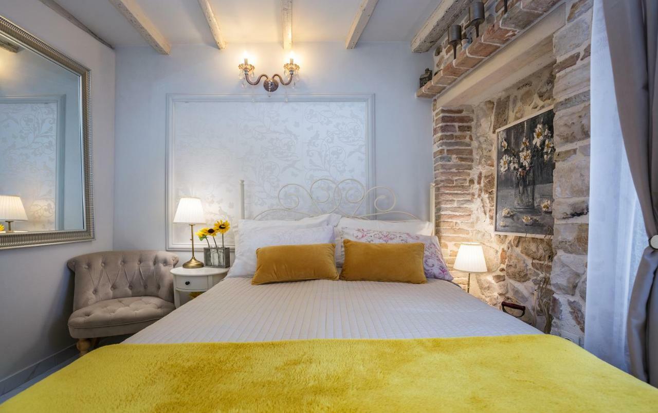 Studio Yellow Flower 罗维尼 外观 照片
